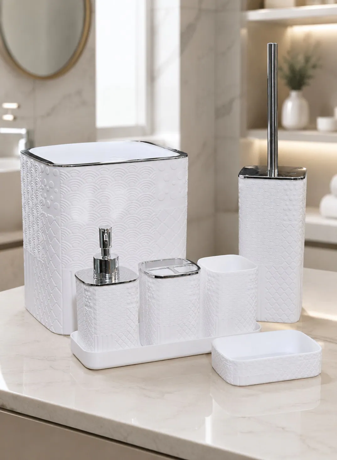 طقم إكسسوارات حمّام منقوش 7 قطع بتفاصيل فضية – أبيض