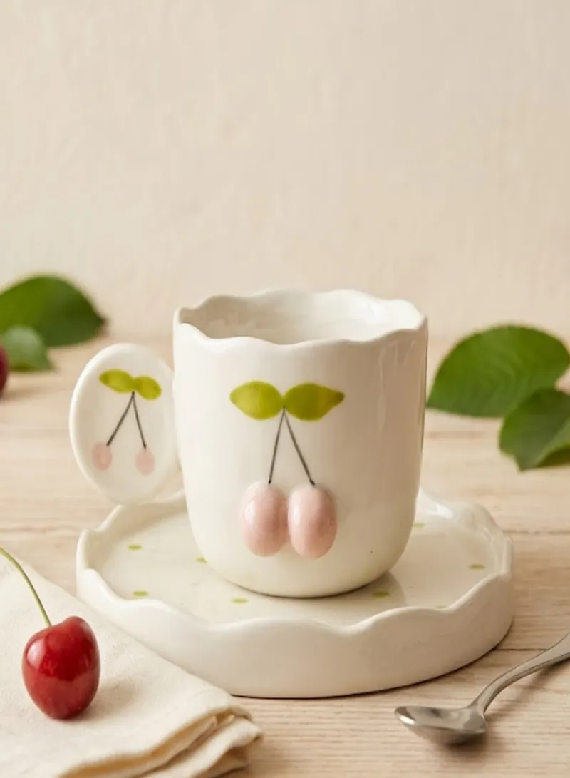 كوب سيراميك بتصميم الكرز مع صحن مطابق – فنجان قهوة أنيق بتفاصيل ثلاثية الأبعاد 2
